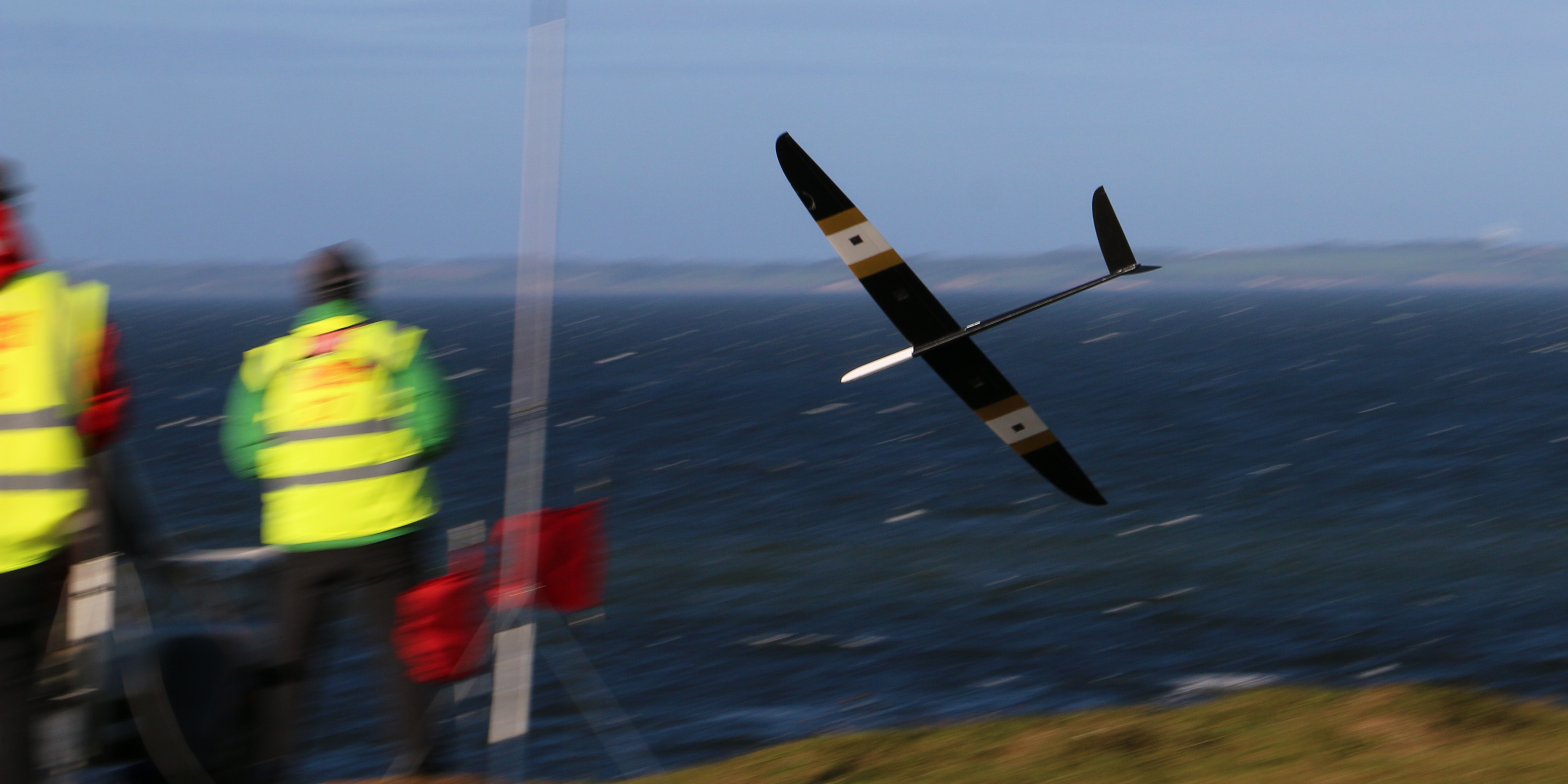 TAIPAN F3F flying at high speed near the slope